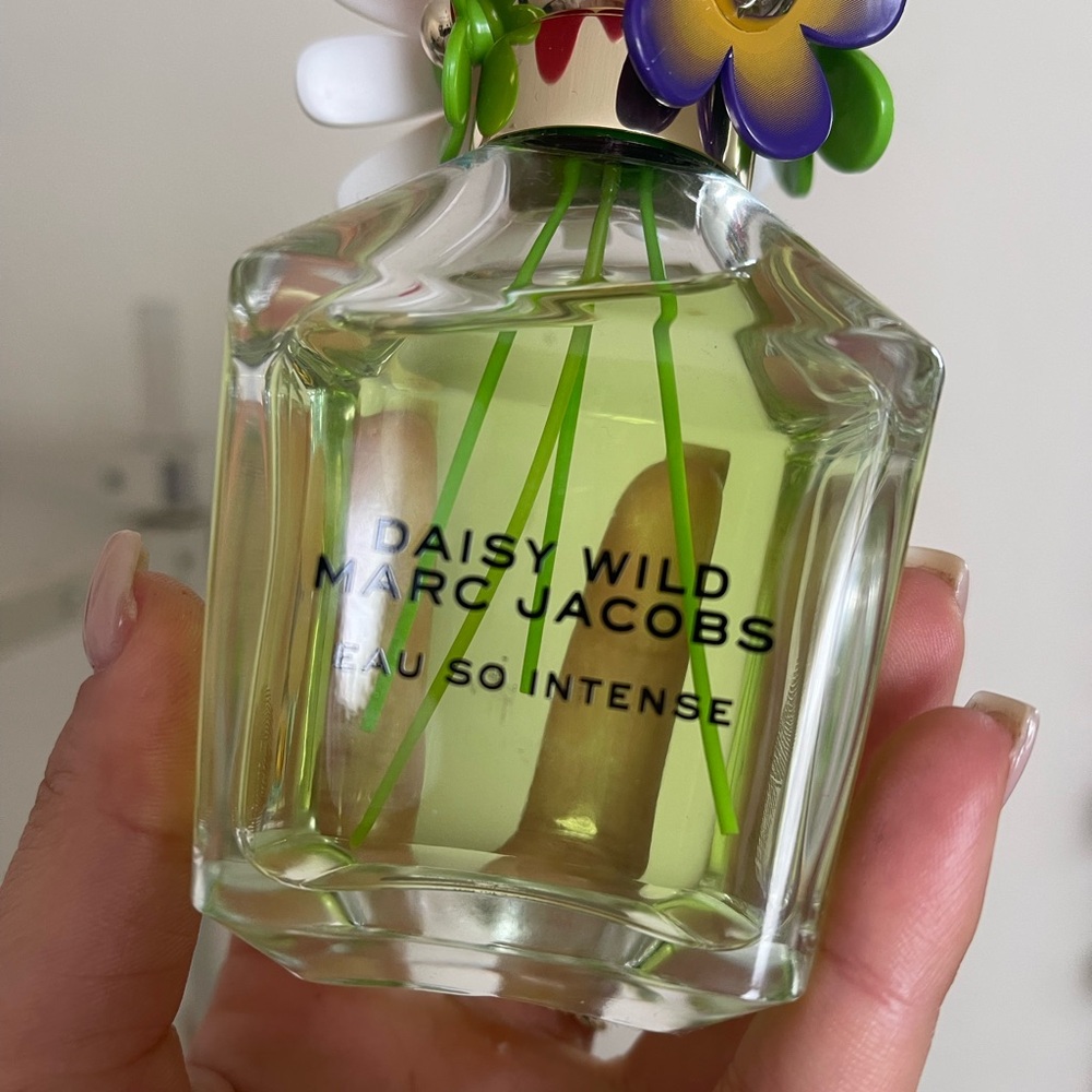 Marc Jacobs Daisy Wild Eau So Intense with Green Floral Accents